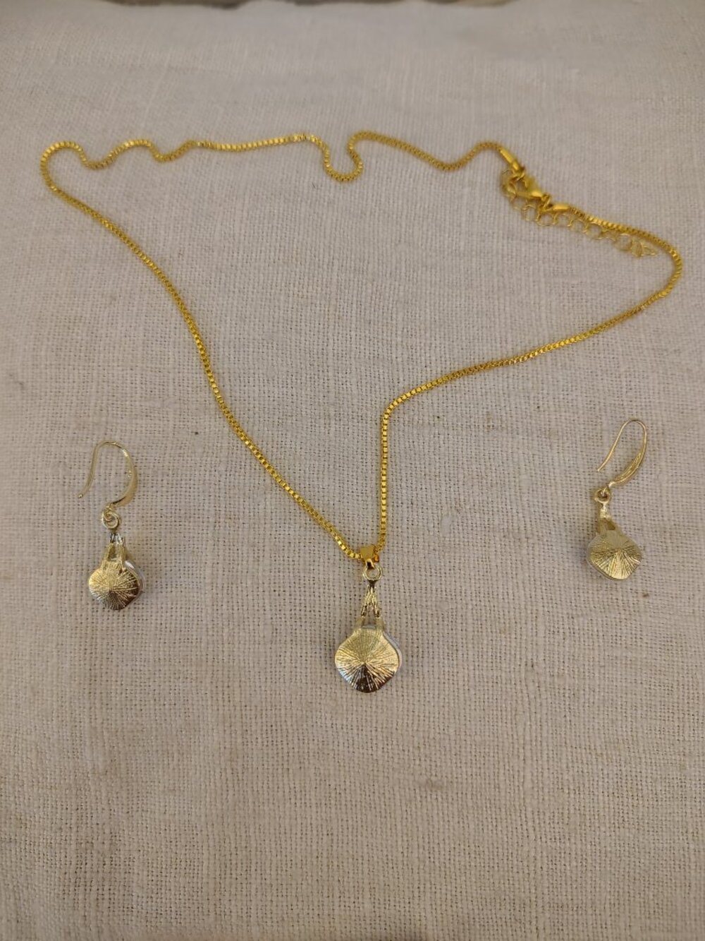 Gold tone glass pendant necklace with matching hook dangle earrings - Picture 3 of 4